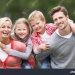 1057315 والدین به کودکان سوار در بیداد