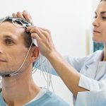 اتصال الکترودها به پوست سر برای الکتروانسفالوگرافی